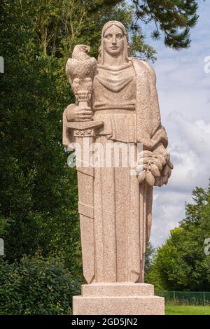Colleville-sur-Mer, Francia - 08 03 2021: Cimitero e memoriale americano in Normandia e le due statue di amicizia franco-americana Foto Stock