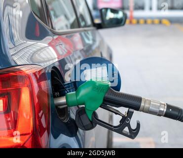 Rifornire l'auto blu nella stazione di servizio, che alimenta il petrolio Foto Stock