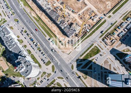 vista aerea del quartiere residenziale e nuovi edifici in costruzione. foto drone. Foto Stock