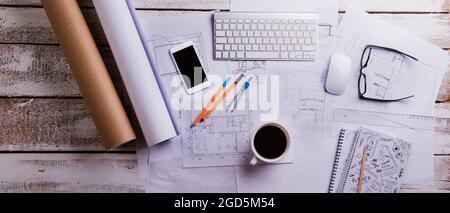 Scrivania con vari gadget e forniture per ufficio. Lay piatto Foto stock -  Alamy