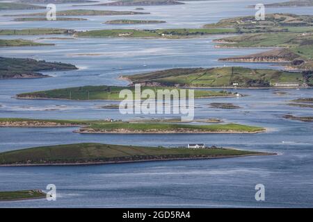 I drumlins di Clew Bay e i pellegrini e i turisti di Croagh Patrick Foto Stock