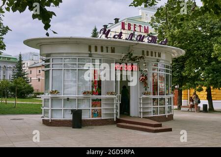 I chioschi russi sono disponibili in tutte le forme e dimensioni, vendendo qualsiasi cosa, dal caffè alle rose. Foto Stock