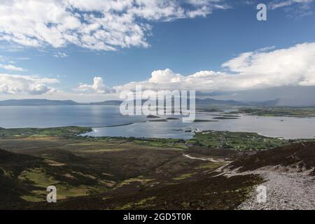 I drumlins di Clew Bay e i pellegrini e i turisti di Croagh Patrick Foto Stock