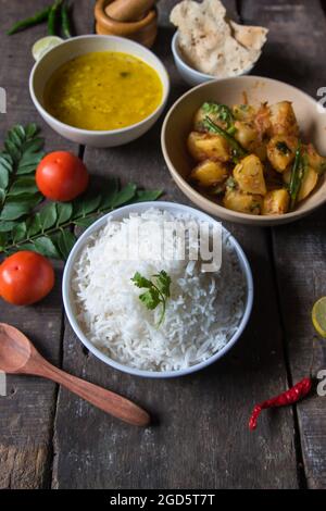 Piatti indiani cotti riso, patate fritte e fondo dal. Primo piano, messa a fuoco selettiva. Foto Stock