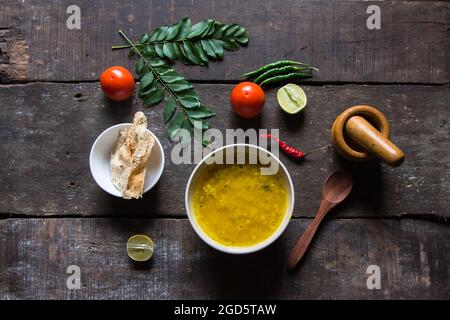Zuppa gialla di lenticchie o dal in un recipiente. Vista dall'alto. Foto Stock
