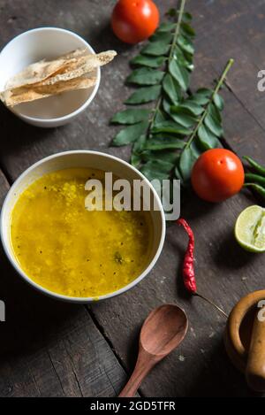 Zuppa gialla di lenticchie o dal in un recipiente. Foto Stock