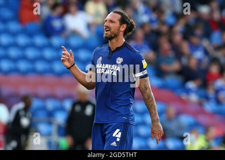 Cardiff, Regno Unito. 10 agosto 2021. Sean Morrison della città di Cardiff guarda sopra. EFL Cup 1st round match, Cardiff City contro Sutton Utd al Cardiff City Stadium di Cardiff, Galles, martedì 10 agosto 2021. Questa immagine può essere utilizzata solo per scopi editoriali. Solo per uso editoriale, è richiesta una licenza per uso commerciale. Nessun utilizzo nelle scommesse, nei giochi o nelle pubblicazioni di un singolo club/campionato/giocatore. pic di Andrew Orchard/Andrew Orchard sports photography/Alamy Live news Credit: Andrew Orchard sports photography/Alamy Live News Foto Stock