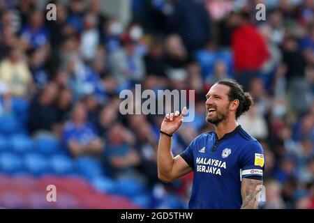 Cardiff, Regno Unito. 10 agosto 2021. Sean Morrison della città di Cardiff guarda sopra. EFL Cup 1st round match, Cardiff City contro Sutton Utd al Cardiff City Stadium di Cardiff, Galles, martedì 10 agosto 2021. Questa immagine può essere utilizzata solo per scopi editoriali. Solo per uso editoriale, è richiesta una licenza per uso commerciale. Nessun utilizzo nelle scommesse, nei giochi o nelle pubblicazioni di un singolo club/campionato/giocatore. pic di Andrew Orchard/Andrew Orchard sports photography/Alamy Live news Credit: Andrew Orchard sports photography/Alamy Live News Foto Stock