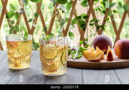 Coda di mocktail estiva o tè freddo a base di pesca, lime e menta Foto Stock