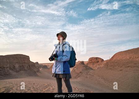 donna asiatica fotografo femminile guardando il paesaggio nel deserto di gobi con le forme di terra yardang Foto Stock