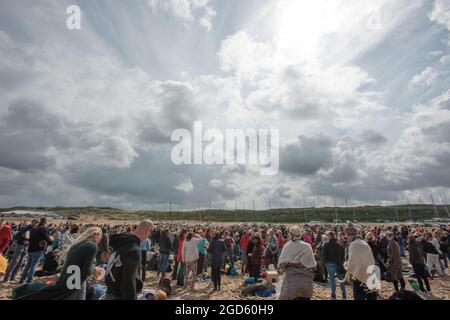 Spiaggia di Scheveningen, l'Aia, Paesi Bassi. Domenica 8 agosto, 2021. Centinaia di manifestanti di ‘New-age’ si sono riuniti per cantare, ballare e battere il tamburo Foto Stock