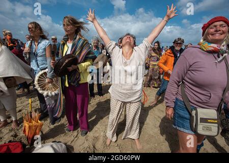 Spiaggia di Scheveningen, l'Aia, Paesi Bassi. Domenica 8 agosto, 2021. Centinaia di manifestanti di ‘New-age’ si sono riuniti per cantare, ballare e battere il tamburo Foto Stock