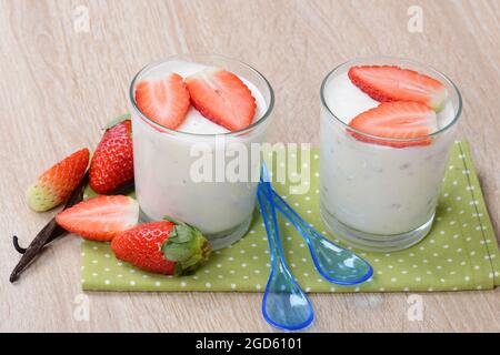 Yogurt con straberries fresco Foto Stock