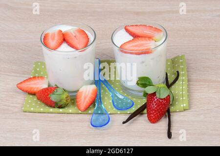 Yogurt con straberries fresco Foto Stock