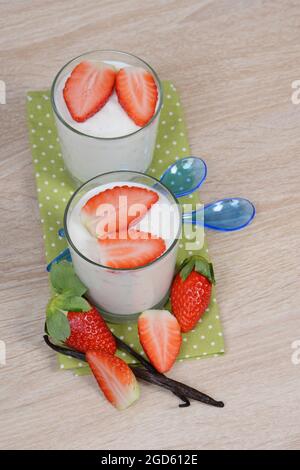 Yogurt con straberries fresco Foto Stock