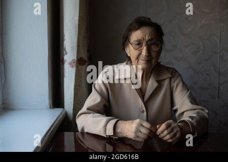 donna molto anziana indossa gli occhiali Foto Stock