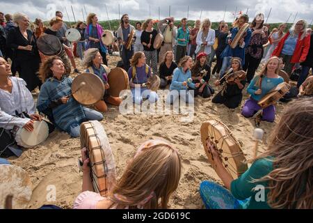 Spiaggia di Scheveningen, l'Aia, Paesi Bassi. Domenica 8 agosto, 2021. Centinaia di manifestanti di ‘New-age’ si sono riuniti per cantare, ballare e battere il tamburo Foto Stock