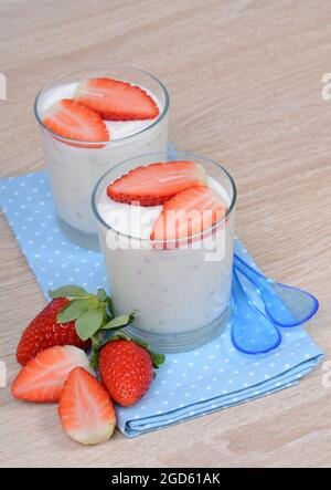 Yogurt con straberries fresco Foto Stock