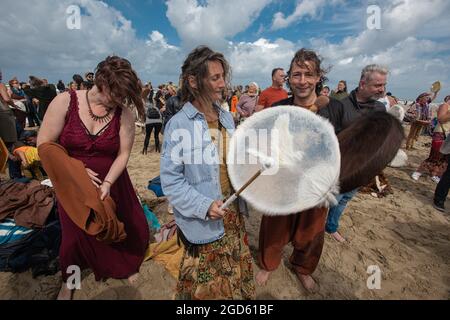 Spiaggia di Scheveningen, l'Aia, Paesi Bassi. Domenica 8 agosto, 2021. Centinaia di manifestanti di ‘New-age’ si sono riuniti per cantare, ballare e battere il tamburo Foto Stock