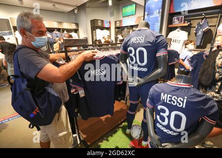 MESSI MANIA A PARIGI, CODA DEI TIFOSI Foto Stock