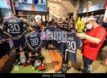 MESSI MANIA A PARIGI, CODA DEI TIFOSI Foto Stock