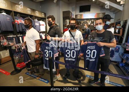 MESSI MANIA A PARIGI, CODA DEI TIFOSI Foto Stock