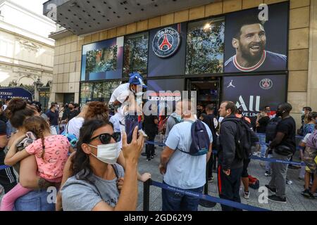 MESSI MANIA A PARIGI, CODA DEI TIFOSI Foto Stock