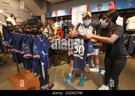 MESSI MANIA A PARIGI, CODA DEI TIFOSI Foto Stock