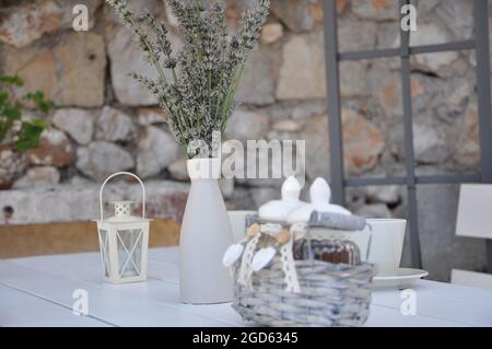 Brocca con bellissimi fiori di lavanda su bianco tavolo in legno Foto Stock
