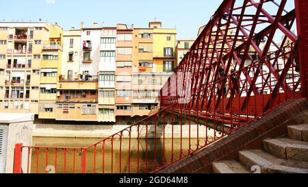 Ponti sul fiume Oñar (Onyar) a Girona, Catalunya, Spagna, Europa Foto Stock