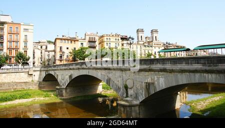 Ponti sul fiume Oñar (Onyar) a Girona, Catalunya, Spagna, Europa Foto Stock