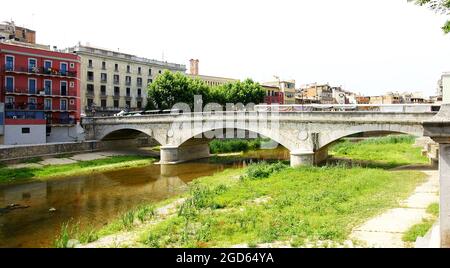 Ponti sul fiume Oñar (Onyar) a Girona, Catalunya, Spagna, Europa Foto Stock