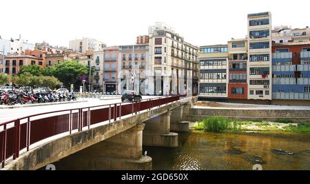 Ponti sul fiume Oñar (Onyar) a Girona, Catalunya, Spagna, Europa Foto Stock