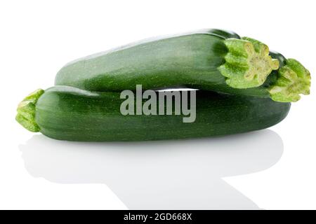 Zucchine, zucchine. Tre zucchine e due verso opposto di fronte su uno sfondo bianco Foto Stock