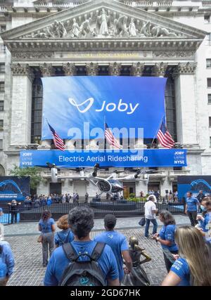 Josy, Electric Aerial Ride Sharing inizia a negoziare sulla Borsa di New York il 11 agosto 2021. Grande striscione sulla facciata della NYSE Foto Stock