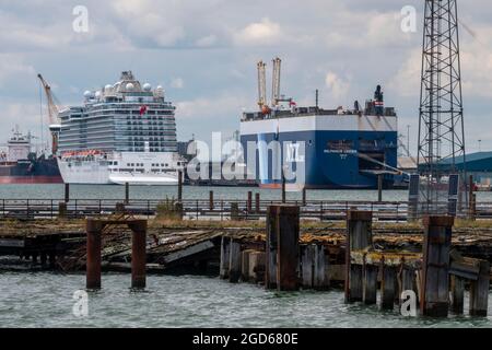 navi nel porto di southampton, navi da crociera nel porto di southampton, navi di grandi dimensioni nel porto di southampton, southampton. Foto Stock