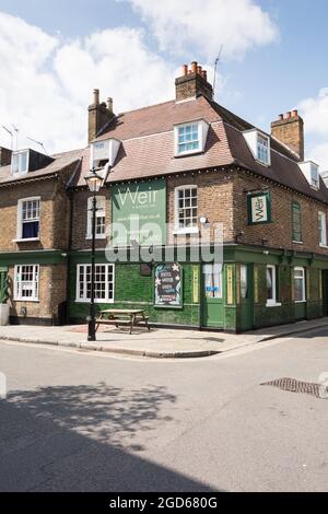 La casa pubblica di Weir a Butts, Brentford, Middlesex, Inghilterra, Regno Unito Foto Stock