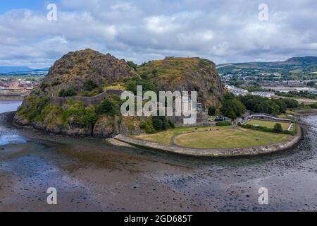 Dumbarton edificio del castello sulla roccia vulcanica vista aerea da sopra la Scozia UK Foto Stock