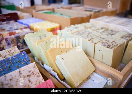 Mettere le saponette al banco del negozio Foto Stock