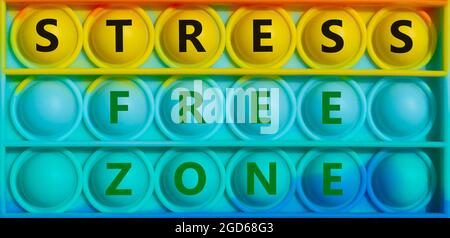 Simbolo della zona senza stress. Parole 'stress free zone' su arcobaleno Pop it. Splendido sfondo, spazio per la copia. Business, medico, psicologia e stress free z Foto Stock