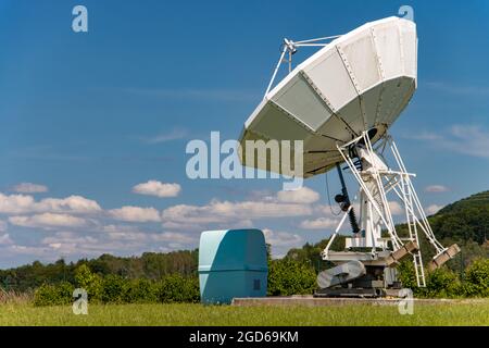 Osservatorio ionosferico con antenna satellitare gigante per la ricezione di un segnale satellitare. Foto Stock