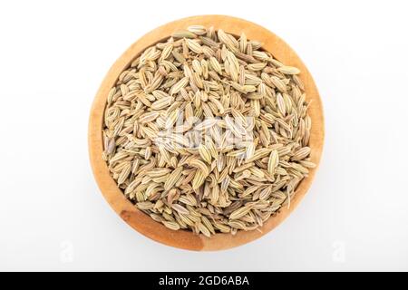 seme di finocchio. seme di finocchio asciutto in ciotola di legno su sfondo bianco. finocchio Foto Stock