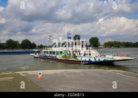 Düsseldorf (Kaiserswerth), Germania - 9 luglio. 2021: Vista sul fiume reno con traghetto per passeggeri, auto e biciclette Foto Stock