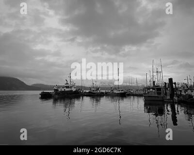 Foto in bianco e nero di un porto turistico dell'isola di Vancouver, British Columbia, Canada Foto Stock