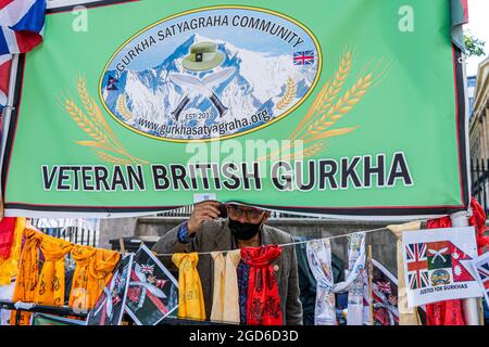 WESTMINSTER LONDRA 11 agosto 2021. I veterani di Gurkha protestano di fronte a Downing Street mentre continuano il loro sciopero della fame per un quinto giorno per chiedere pensioni uguali a Gurkhas che si è ritirato prima del 1997 e non sono eleggibili per una pensione completa delle forze armate britanniche. I Gurkhas sono soldati nepalesi che hanno servito nell'esercito britannico dal 1815 e combattuto nei recenti conflitti in Iraq, Afghanistan ed ex Jugoslavia. Credit amer Ghazzal/Alamy Live News Foto Stock