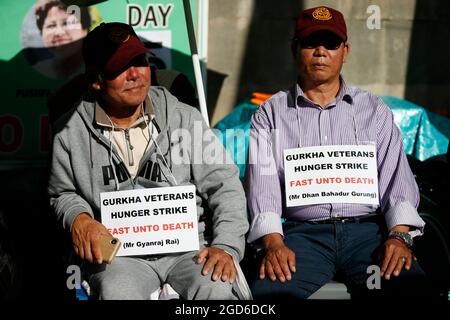 I veterani di Gurkha protestano con uno sciopero della fame di fronte a Downing Street a Londra. Data immagine: Mercoledì 11 agosto 2021. Foto Stock