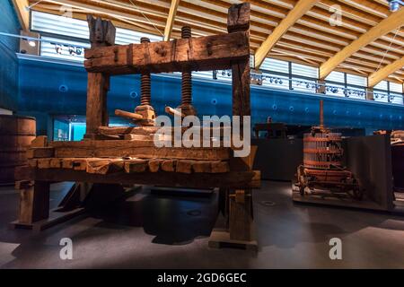 Antichi manufatti di vino esposti nel museo del vino Vivanco. Briones. La Rioja. Spagna. Foto Stock