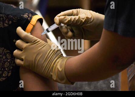 Mumbai, India. 11 Agosto 2021. Un operatore sanitario somministra un vaccino Covid-19 ad una donna durante un viaggio di vaccinazione al centro commerciale Atria di Mumbai. Man mano che sempre più persone vengono vaccinate, il governo consente ai negozi e agli stabilimenti commerciali di rimanere aperti per più tempo e di consentire loro di viaggiare con i trasporti pubblici. Credit: SOPA Images Limited/Alamy Live News Foto Stock