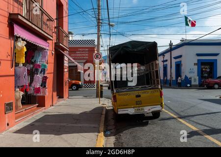 Oaxaca de Juarez, Messico - 16 maggio 2014: VEW di una strada alla periferia della città di Oaxaca de Juarez, Messico. Foto Stock