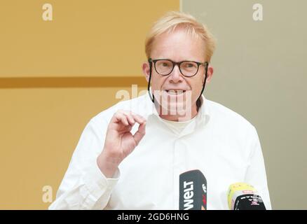 Berlino, Germania. 11 Agosto 2021. Ephraim Gothe, (SPD), Consigliere Distrettuale per lo sviluppo urbano, parla durante la conferenza stampa sul nuovo centro vaccinale nel centro commerciale Alexa di Berlino. Dal lunedì al sabato tra le 10-17 i visitatori hanno la possibilità di essere vaccinati qui direttamente in loco. Nel centro di vaccinazione pop-up nel centro commerciale, i vaccini di Johnson&Johnson e moderna sono vaccinati. Credit: Annette Riedl/dpa/Alamy Live News Foto Stock